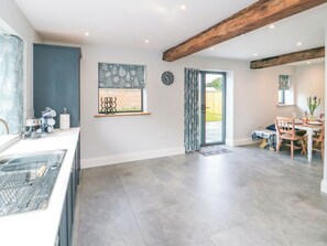 Dishwasher, electric kettle, toaster, cookware/dishes/utensils - The Stables (Thirsk)