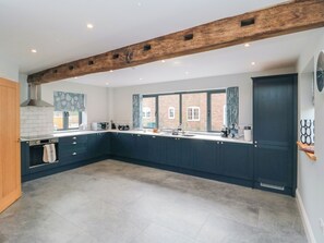 Een vaatwasser, een waterkoker, een broodrooster