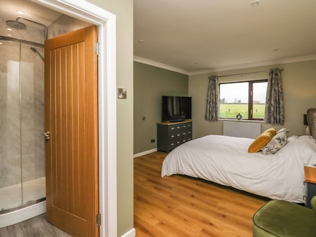 3 bedrooms, individually decorated, individually furnished, free WiFi. The Oaks