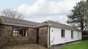 Een herenhuis met een stenen gevel en een pannendak.