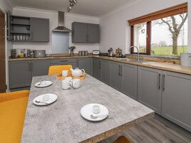 Refrigerador, tetera/pava eléctrica, tostadora, utensilios de cocina