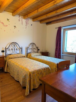 Hypo-allergenic bedding, memory-foam beds, desk, laptop workspace - Agriturismo Corte Marani (Badia Calavena)