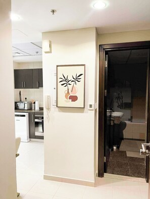 Combined shower/bathtub, free toiletries, hair dryer, towels