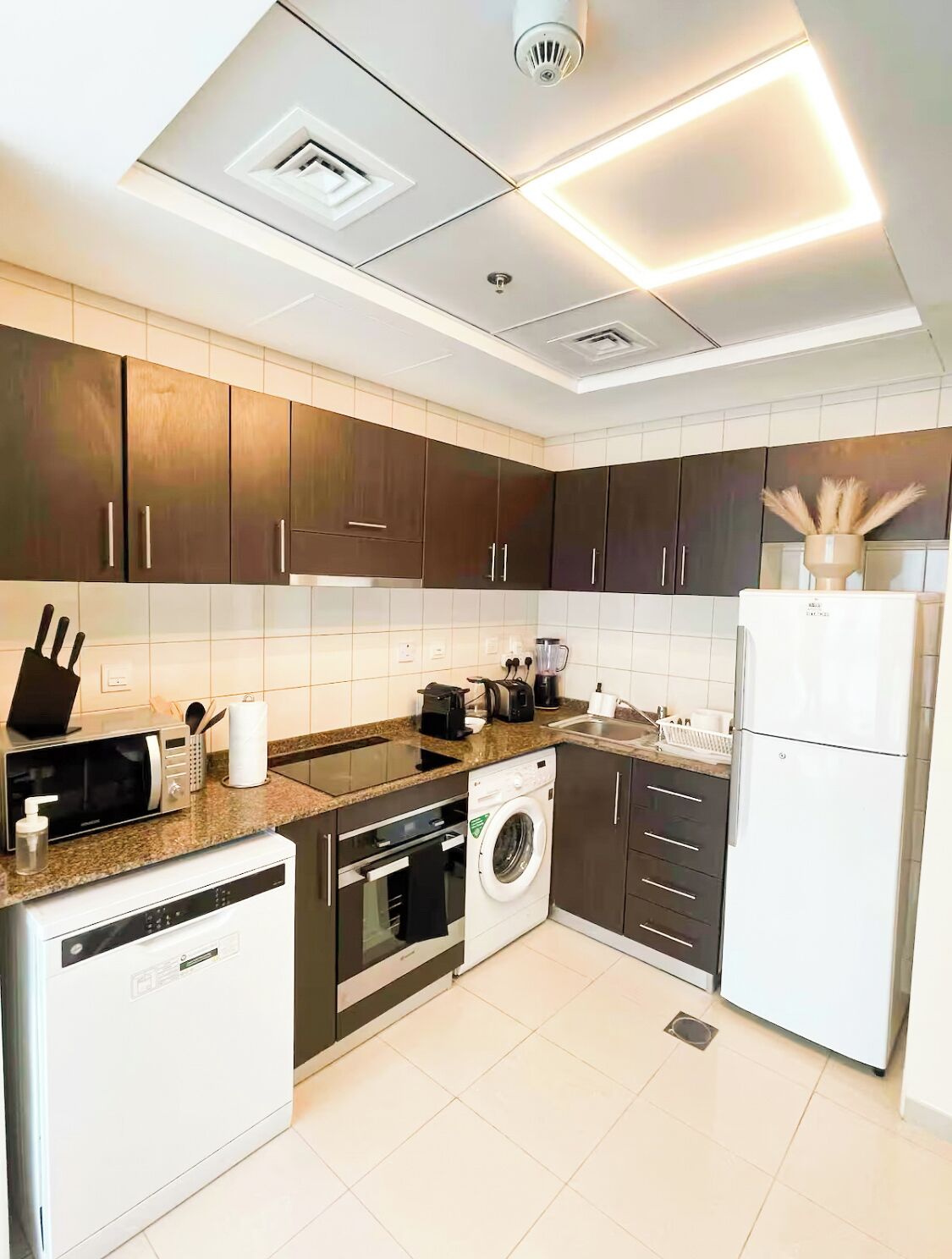 Full-sized fridge, microwave, oven, coffee/tea maker