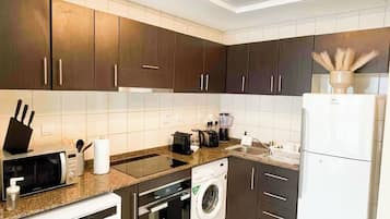 Full-sized fridge, microwave, oven, coffee/tea maker