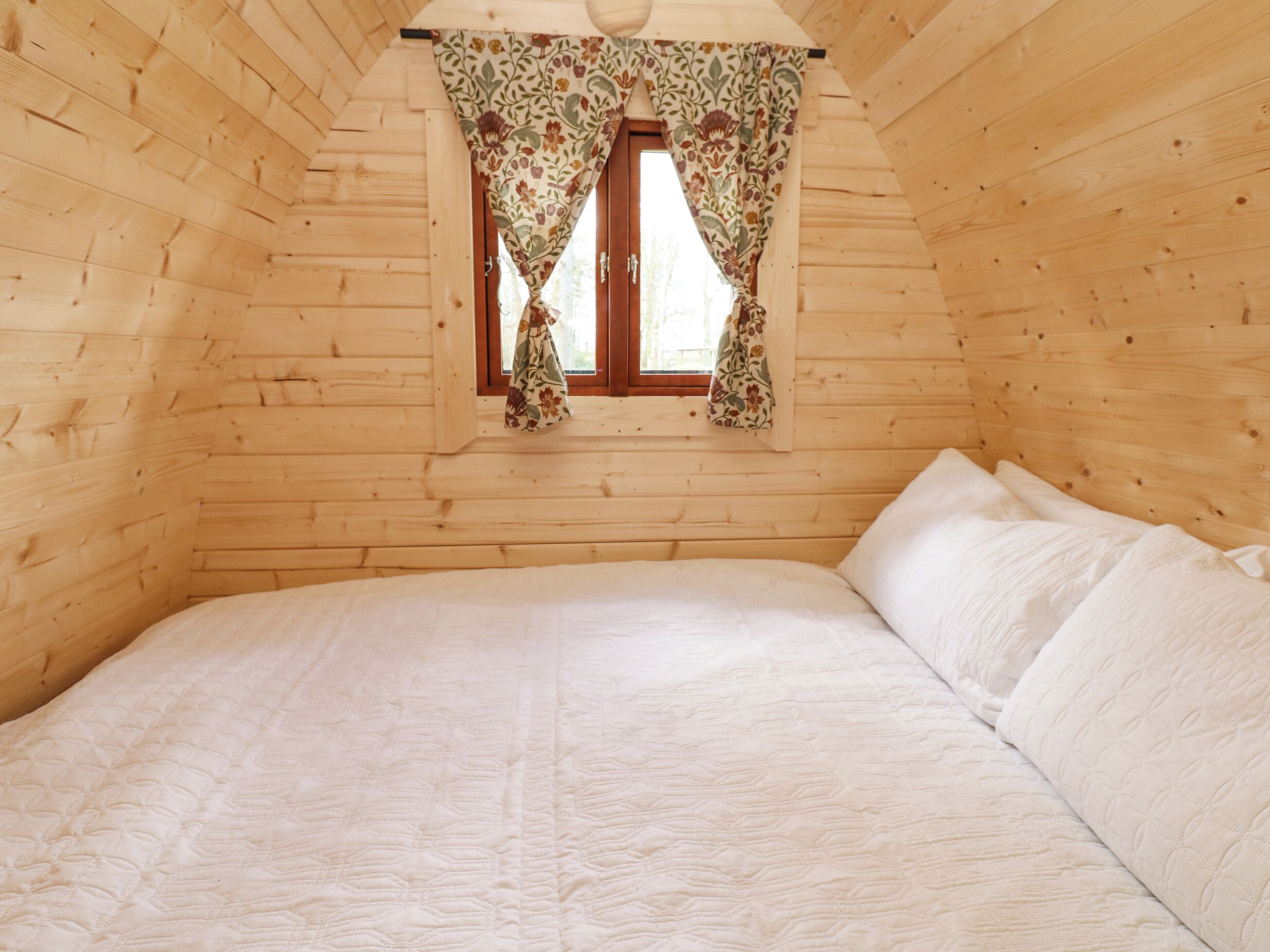 1 bedroom, individually decorated, individually furnished