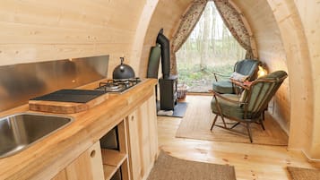 Refrigerador, tetera eléctrica y utensilios de cocina