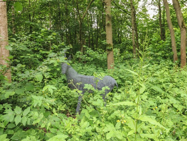 Een gebreide sculptuur in een bos.