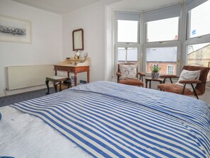 2 bedrooms, individually decorated, individually furnished, free WiFi - 26 High West (Weymouth)