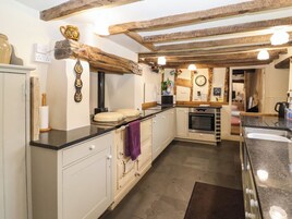 Geladeira, lava-louças, chaleira elétrica, torradeira