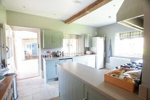 Fridge, dishwasher, electric kettle, toaster - Hammonds Farmhouse (Stroud)