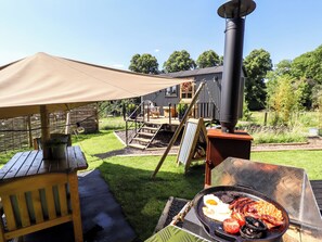 Outdoor dining - Limetree Luxury Glamping Southdown (Retford)