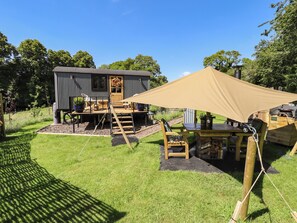 Outdoor dining - Limetree Luxury Glamping Southdown (Retford)