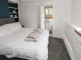 1 bedroom, individually decorated, individually furnished, free WiFi