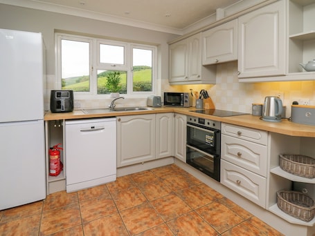 Dishwasher, cookware/dishes/utensils