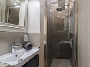 Shower - Sir George Baker Cabin (Lyme Regis)