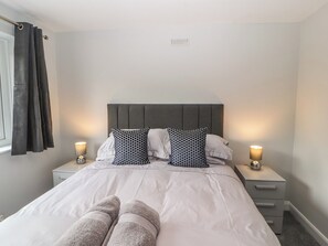 2 Schlafzimmer, individuell dekoriert, individuell eingerichtet