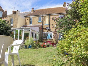 Outdoor dining - Wildlife Haven (Margate)