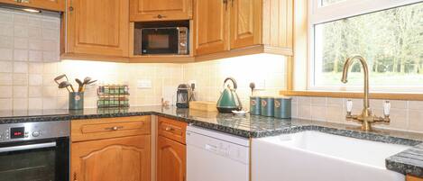 Geladeira, lava-louças, chaleira elétrica, torradeira