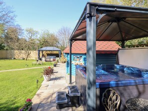 Cottage | Outdoor spa tub - Applejacks Orchard (Holywell)