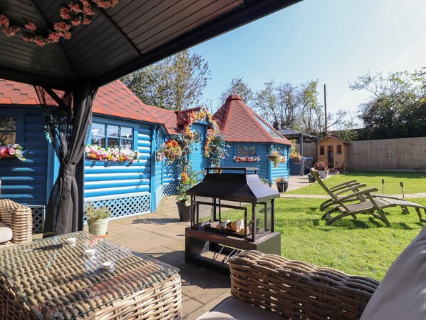 Cottage | Outdoor dining - Applejacks Orchard (Holywell)