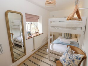 2 quartos, individualmente decorados, individualmente mobiliados
