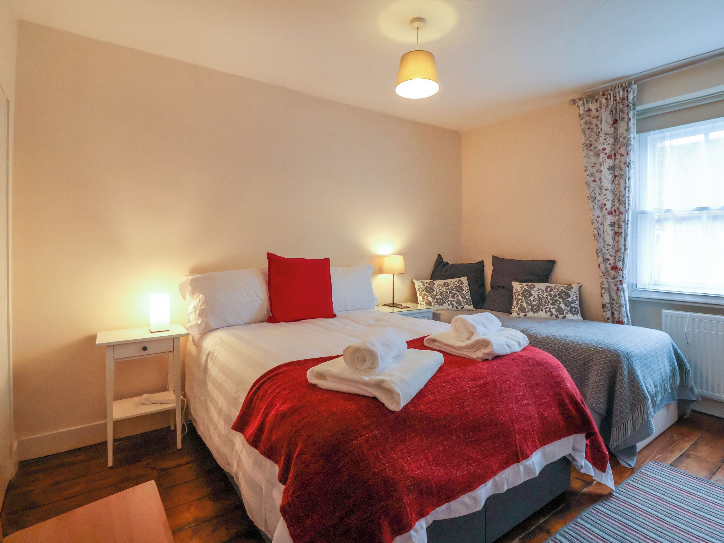 2 habitaciones, decoración personalizada y muebles diferentes 