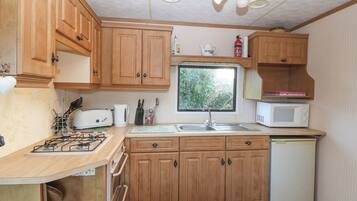 Réfrigérateur, bouilloire électrique, grille-pain