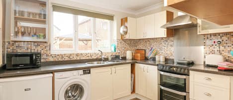 Fridge, cookware/dishes/utensils