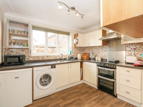 Fridge, cookware/dishes/utensils