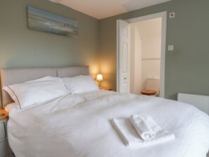 3 bedrooms, individually decorated, individually furnished, free WiFi - Fairview House (Seaton)