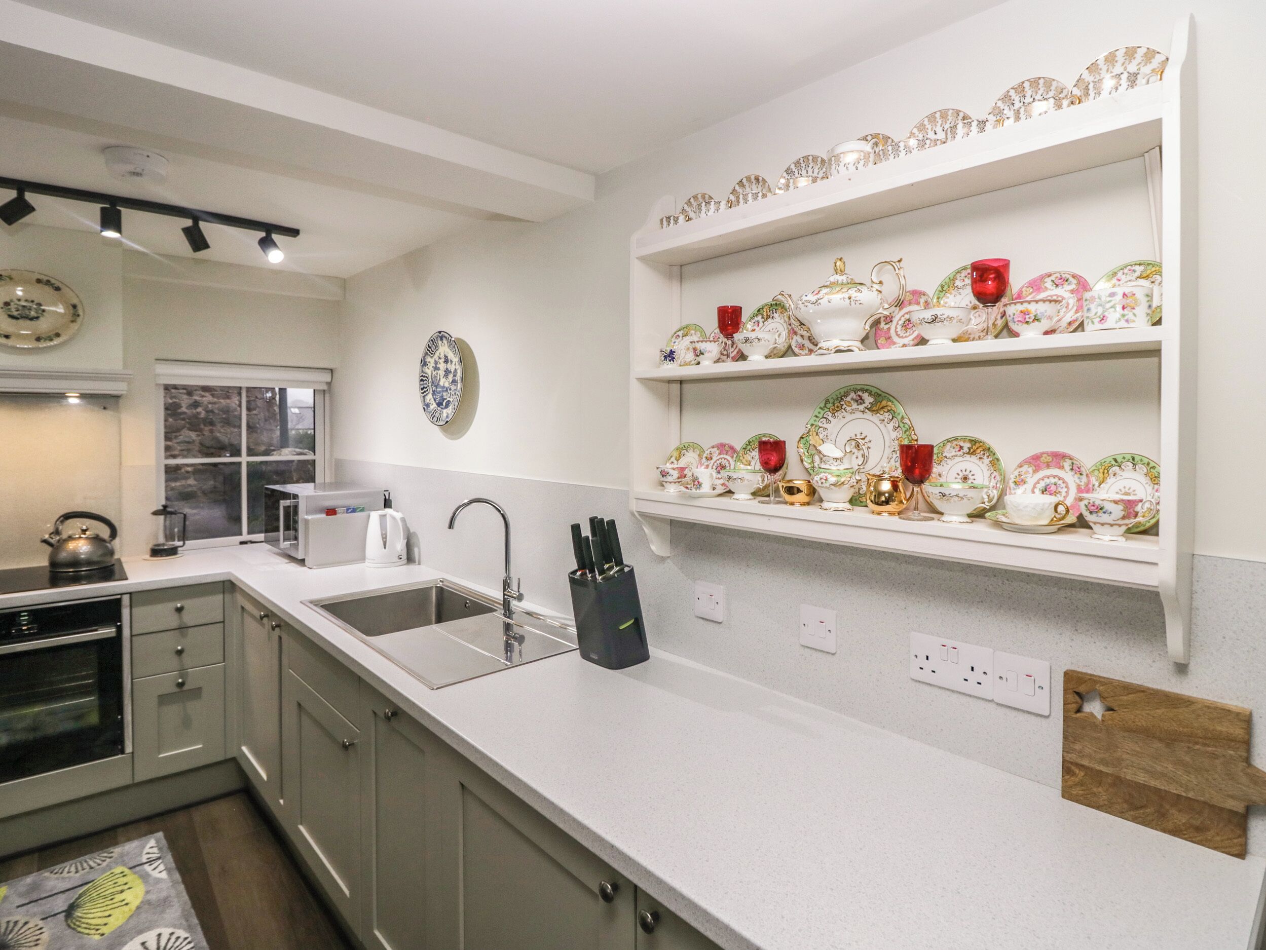 Refrigerador, lavavajillas, tetera/pava eléctrica, tostadora