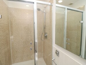 Shower - Whitfield P5 (Yarmouth)