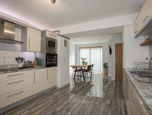 Kühlschrank, Geschirrspüler, Wasserkocher, Toaster
