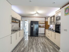 Frigorífico, lavavajillas, hervidor eléctrico y tostadora