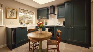 Geschirrspüler, Wasserkocher, Toaster, Kochgeschirr/Geschirr/Besteck