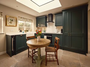 Een vaatwasser, een waterkoker, een broodrooster