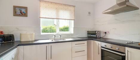 Tủ lạnh, ấm điện, lò nướng bánh mì, dụng cụ nấu nướng/bát dĩa/dao nĩa