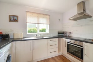 電冰箱、電熱水壺、烤麵包機、鍋具/餐盤/廚房用品