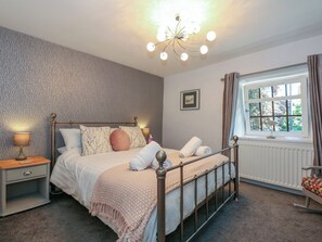 2 Schlafzimmer, individuell dekoriert, individuell eingerichtet