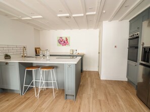 ثلاجة، غسالة أطباق،  غلّاية كهربائية، مستلزمات طهي/أطباق/أوعية