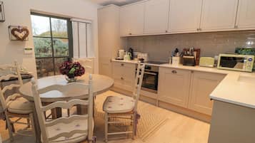 Réfrigérateur, lave-vaisselle, bouilloire électrique, grille-pain