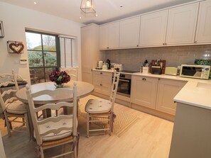 Réfrigérateur, lave-vaisselle, bouilloire électrique, grille-pain