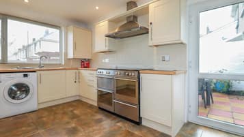 Refrigerador, lavavajillas, tetera eléctrica y utensilios de cocina