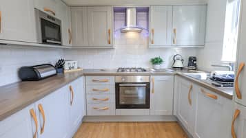 Cottage | Private kitchen | Dishwasher, electric kettle, toaster, cookware/dishes/utensils