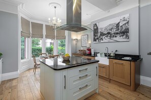 Réfrigérateur, lave-vaisselle, grille-pain