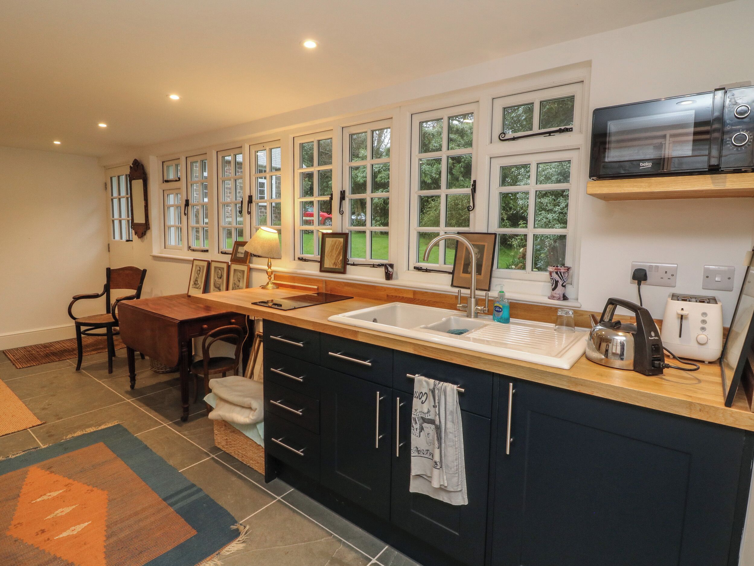 Refrigerador, lavavajillas, tetera eléctrica y tostadora 