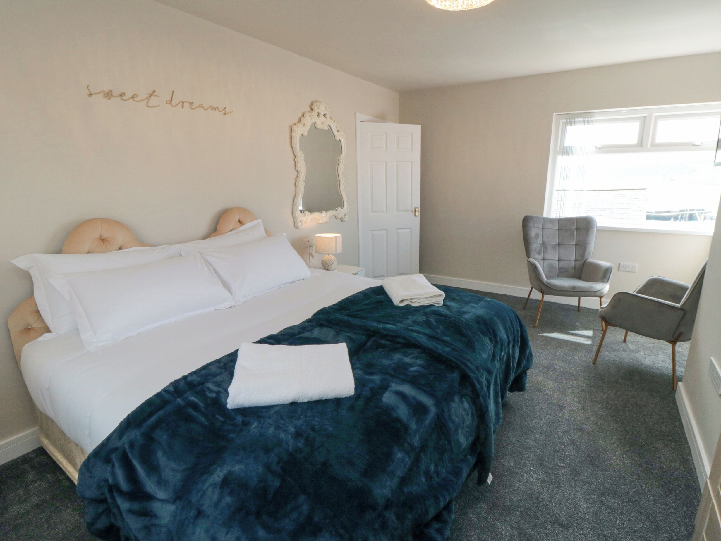 3 عدّة غرف نوم وبديكورات فريدة لكل غرفة وطراز فريد لكل وحدة