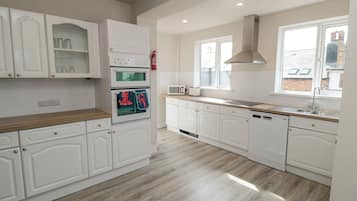 Fridge, dishwasher, cookware/dishes/utensils