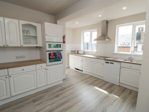 Kjøleskap, oppvaskmaskin og kjøkkenutstyr